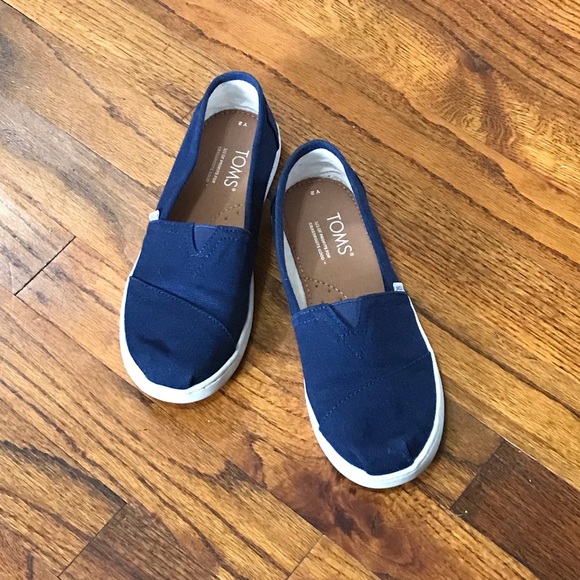 TOMS Fashion Sneaker Athletic Casual Slip on Shoes 
Navy Blue 
Size 2
No Shoebox - Picture 11 of 16